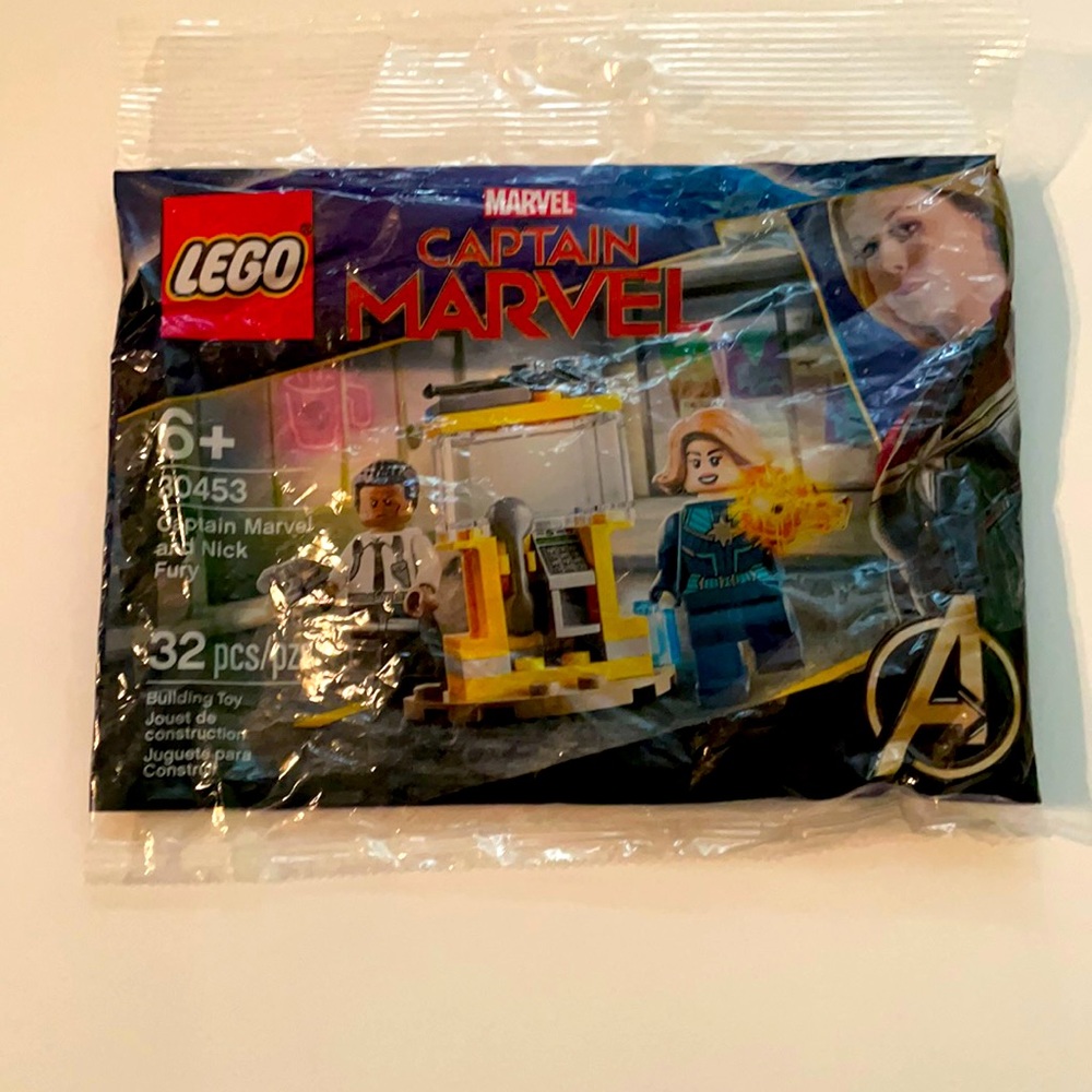 Captain Marvel LEGO with Nick Fury 30453